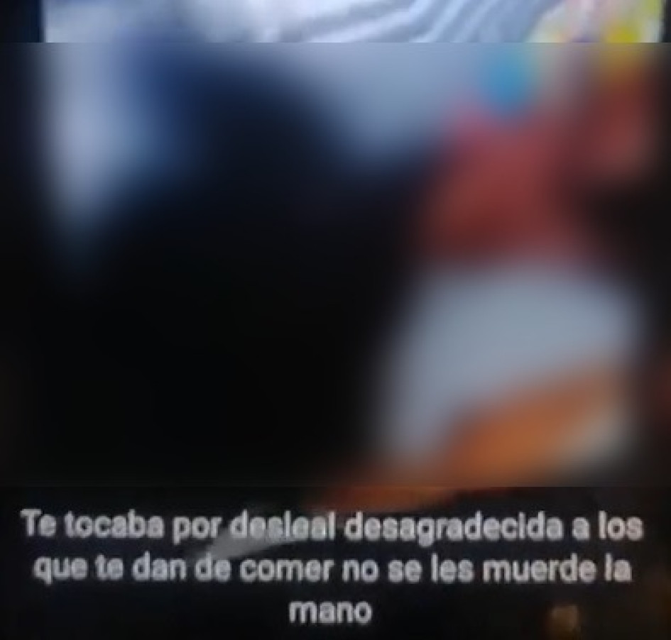 Según la víctima, dos mujeres ingresaron a la fuerza a su habitación y la agredieron. Para colmo, grabaron y difundieron el ataque.