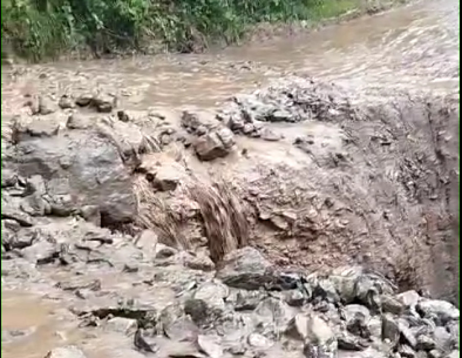 La vía Manzanares-Marulanda, en Caldas, está reducida a un carril en el sector La Balastrera. Los aguaceros y una cañada han ido carcomiendo la banca vial. Reporte de las vías de Caldas del jueves (13 de febrero).