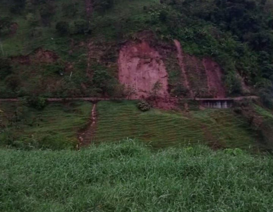 Un derrumbe es atendido en la vía Manizales-Neira este martes (25 de febrero). Hay 12 vías cerradas en Caldas y 5 con paso restringido. Vea el reporte completo y planee su viaje.