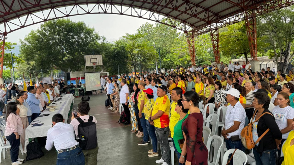 La comunidad, así como secretarios de la Gobernación estuvieron presentes en el Polideportivo.