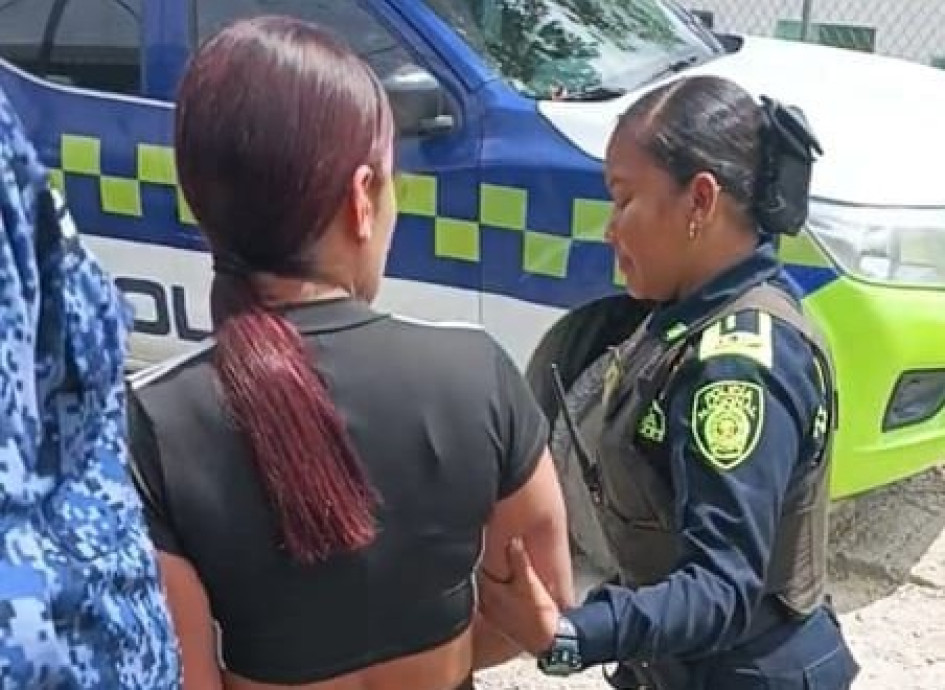 La detenida podría enfrentar cargos por tráfico de estupefacientes. La entregaron a la Policía para su judicialización.