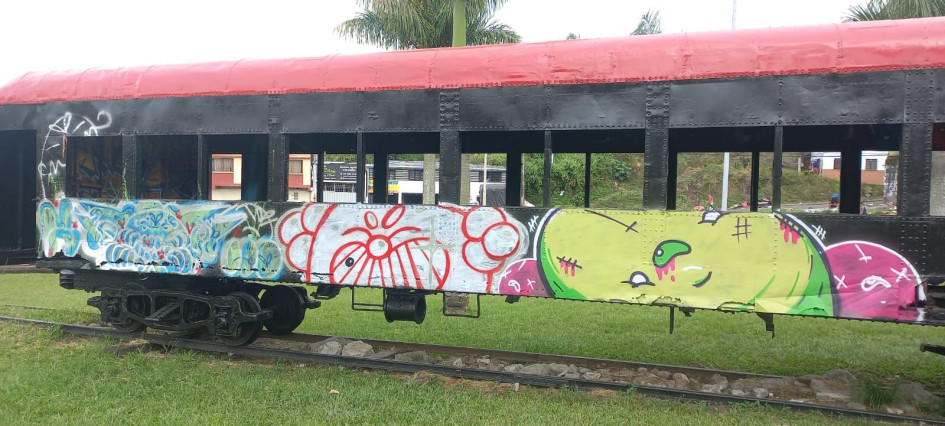 Este es el monumento el Último Vagón de la Estación del Ferrocarril que fue vandalizado en Armenia.