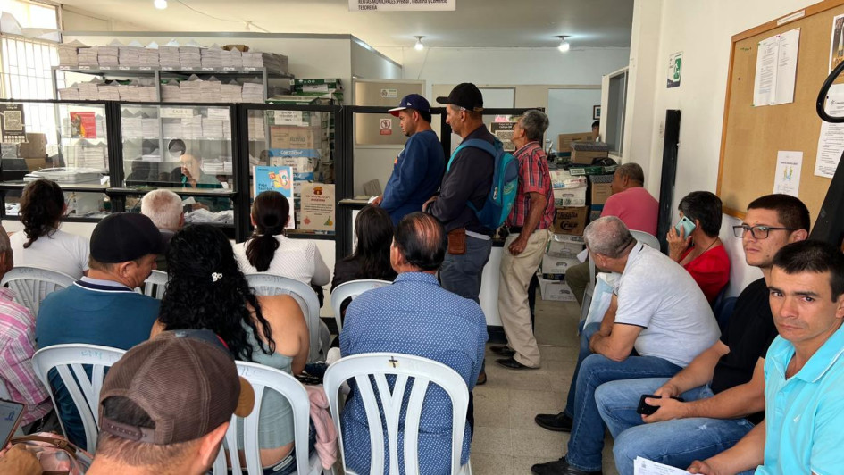 Congestión en la Oficina de Hacienda de Anserma para reclamar facturas de impuestos. 