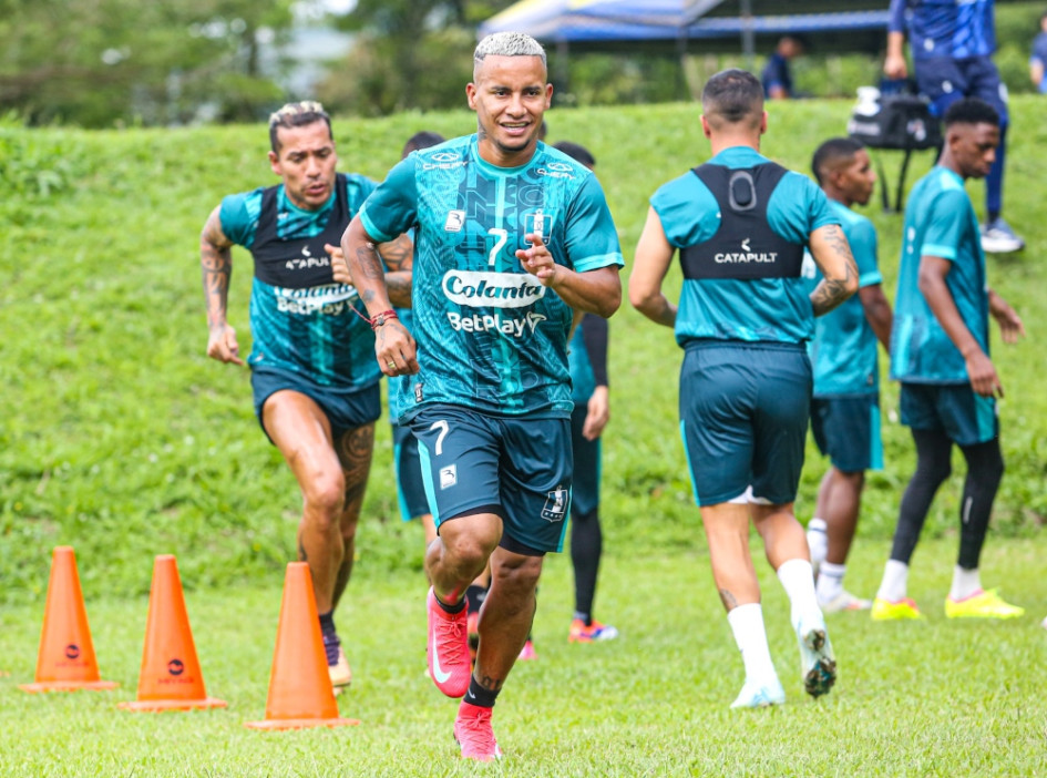 Michael Barrios y Dayro Moreno durante el entrenamiento del Once Caldas este miércoles 26 de febrero en su sede deportiva. El equipo prepara los partidos ante Alianza, por la Liga, y Millonarios, por la Copa Sudamericana. Ya están a la venta las boletas.