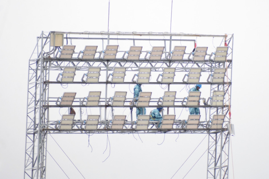 Esta es una de las ocho torres del estadio Palogrande que ya tiene instalada la nueva iluminación. Se espera que esté lista para el clásico cafetero entre el Once Caldas y el Deportivo Pereira.