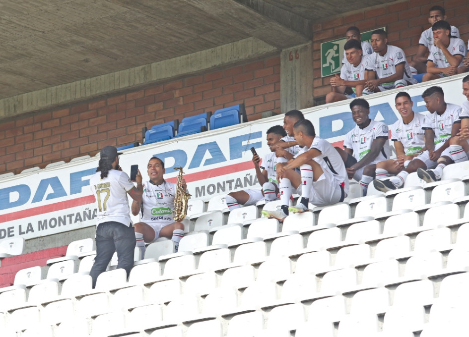 El saxofonista manizaleño Felipe Rave durante su interacción con el goleador del Once Caldas, Dayro Moreno.