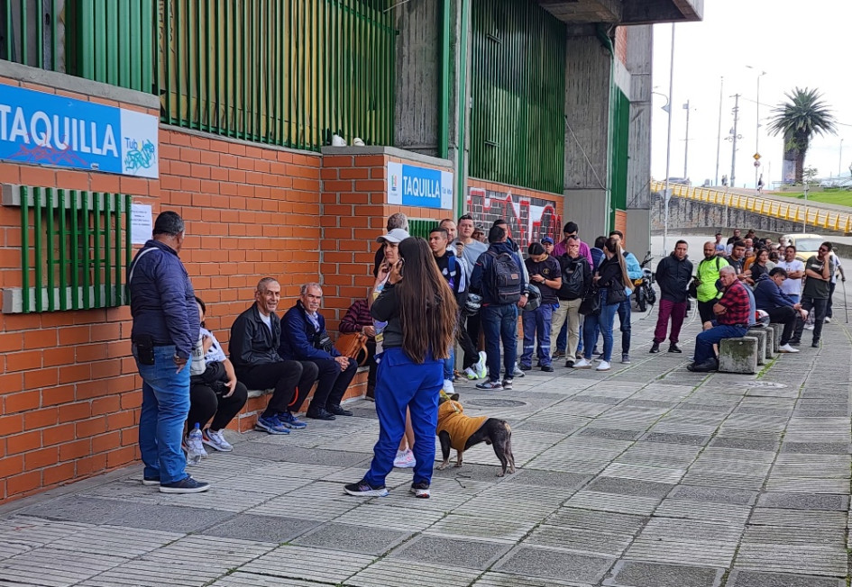 Esta es la fila de hinchas del Once Caldas que llegaron a comprar las boletas del partido de la Copa Sudamericana ante Millonarios, pero aún no está habilitada la taquilla.