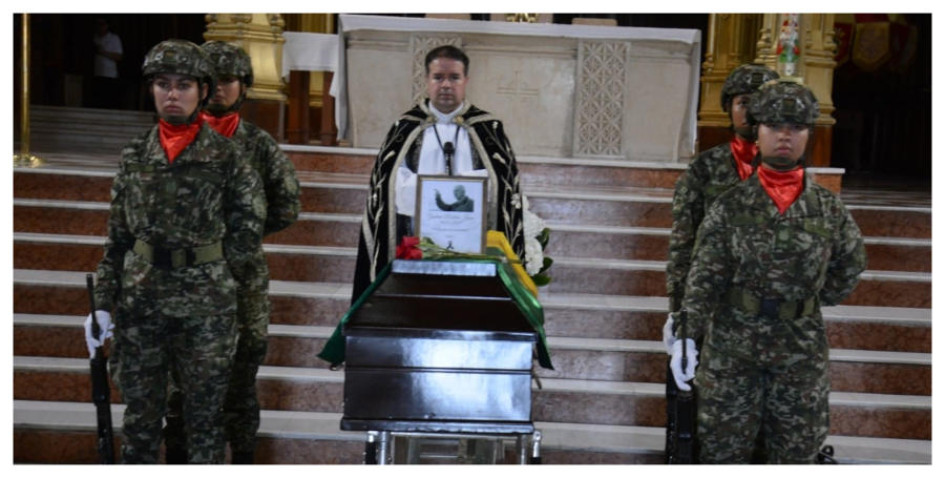 El féretro de Gustavo Robledo Isaza estuvo custodiado por soldados del Batallón de Infantería Batalla de Ayacucho.