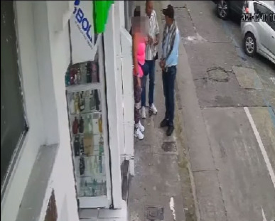 En un video quedaron los movimientos de los dos sujetos señalados de asaltar a la ciudadana en el Centro de Manizales.