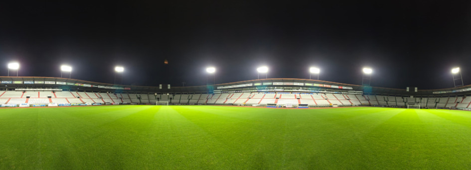 El estadio Palogrande y sus ocho torres de iluminación encendidas. Hacen pruebas para que el escanario esté listo para el clásico Once Caldas - Pereira y que la Conmebol lo apruebe para torneos internacionales.