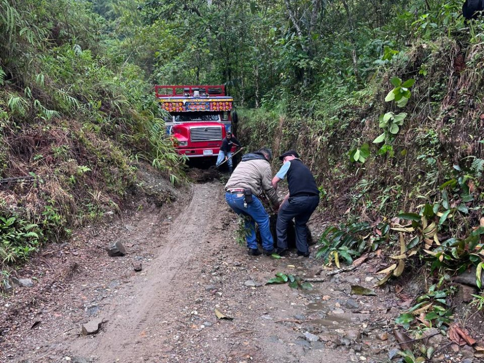 Pico y pala para llegar a Antioquia. 13 empresas invierten en 3,5 kilómetros de placa huella para enlazar un municipio de Caldas con la antigua autopista Bogotá-Medellín. En la misma ruta, una chiva se cayó al vacío años atrás.