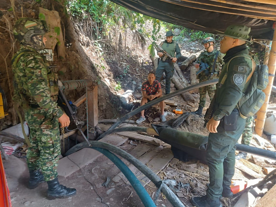 En los operativos, sobre el río Cauca, capturaron a 11 personas e incautaron maquinaria para la extracción de minerales.