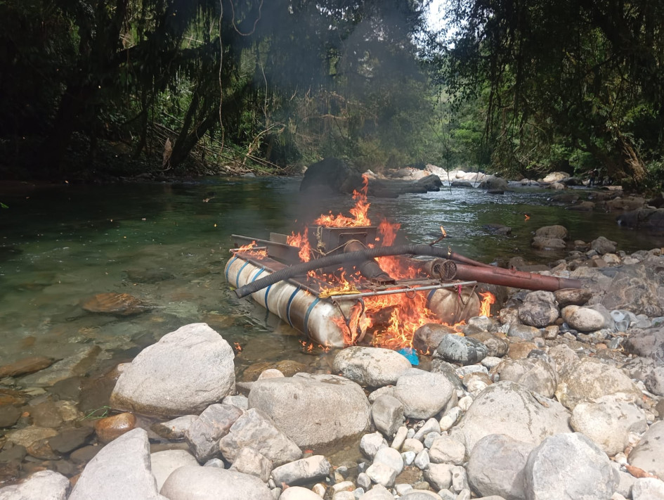 Dos capturados arrojó el operativo en el que destruyeron una draga.