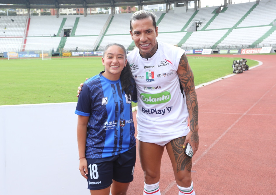 Sofía Mateus, portera del Once Caldas femenino, y Dayro Moreno, goleador del equipo masculino.