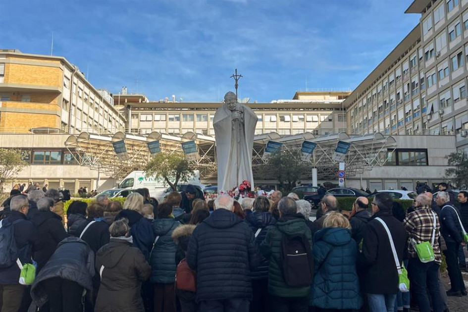 Un grupo de peregrinos de una parroquia de Turín (norte) reza frente al hospital Gemelli de Roma