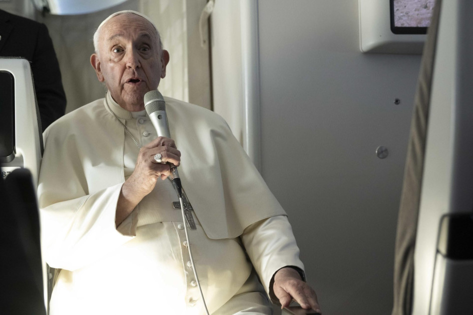 El papa Francisco completa una semana hospitalizado en Roma.