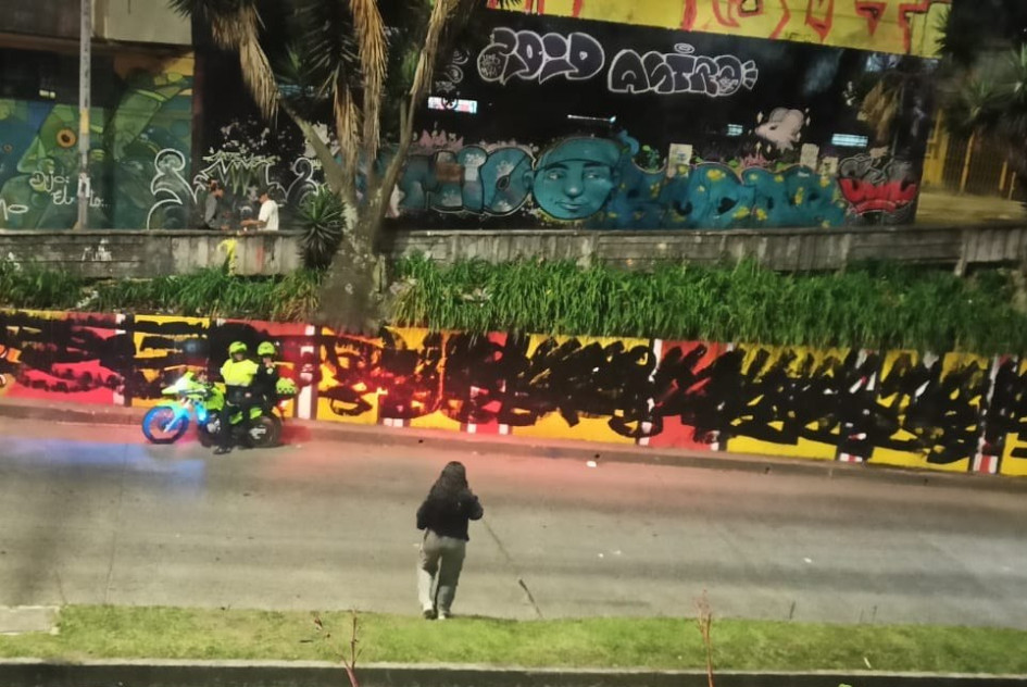 la presencia de patrulleros cuando un concejal de Medellín del Centro Democrático estaba intentando tapar el mural 'Las cuchas tienen razón' en Manizales.