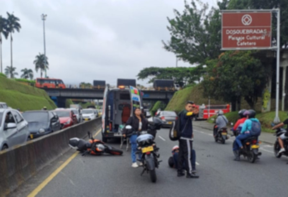 Un hombre de 64 años falleció en el viaducto entre Pereira y Dosquebradas cuando intentó cruzar por una zona prohibida para peatones. Una moto lo arrolló. 