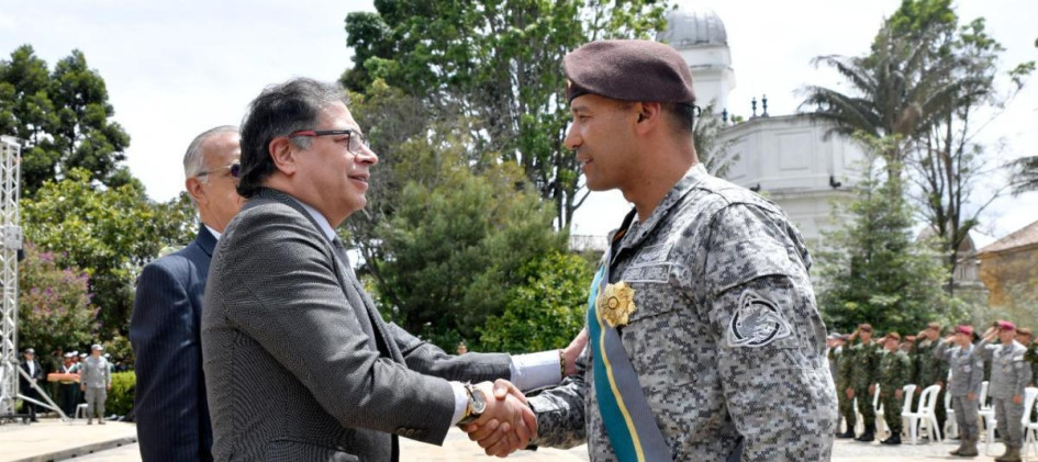 El presidente, Gustavo Petro, y el general Pedro Sánchez Suárez. 