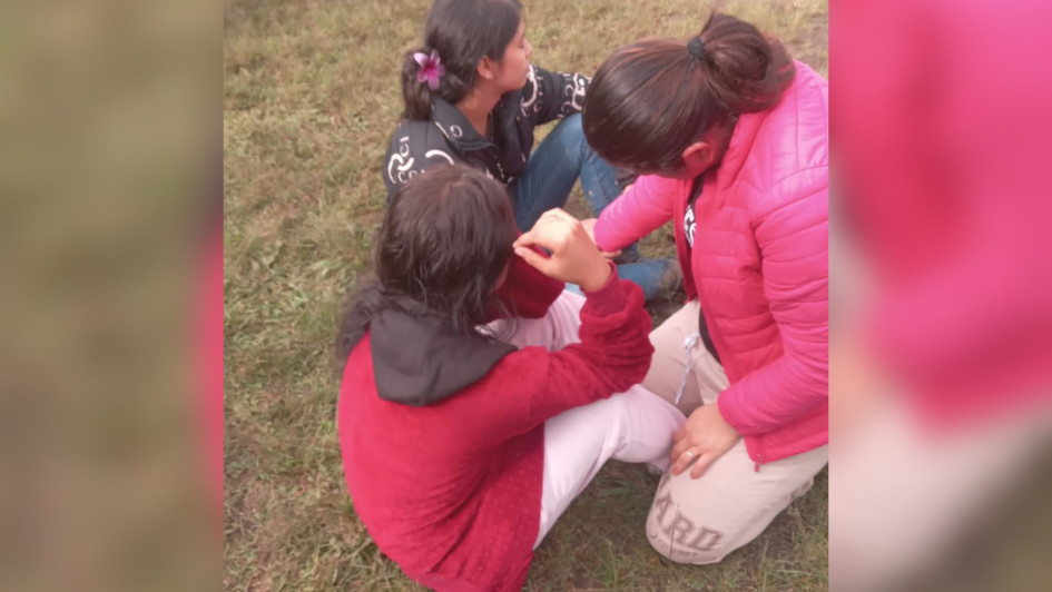 Alexandra, de negro, y su hermana (izq). Está desaparecido el hijo de esta última también.