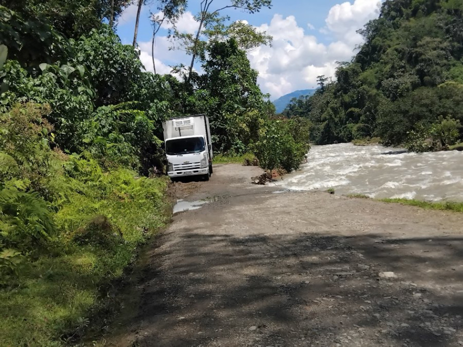 Pérdida de la banca en la vía entre Pueblo Nuevo (Caldas) y Nariño (Antioquia), a un lado del río Samaná Sur.