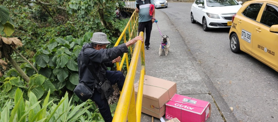 El primer desafío de don José Camilo es treparse por el barranco y sacar de su cambuche las cajas de cartón qué venderá para su primera comida del día.