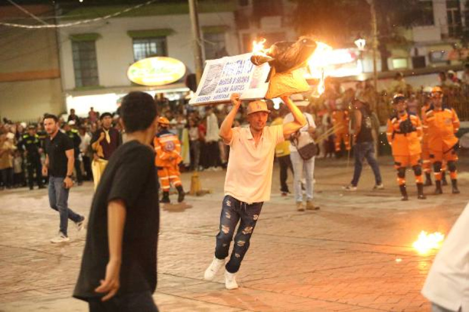 Foto I Luis Fernando Trejos I LA PATRIA  La Fiesta de la Virgen de la Candelaria en Riosucio incluye la noche de las vacas locas, en laque los participantes simulan una corraleja real. Estructuras de metal y madera, con cuernos y cola encendidas, son guiadas por un hombre que se camuflada debajo para perseguir a los aficionados. Fe, adrenalida y tradición en una emocionante celebración.