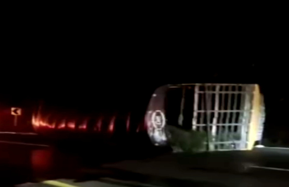 Este es el camión que se volcó en la vía entre Cajamarca y Calarcá.