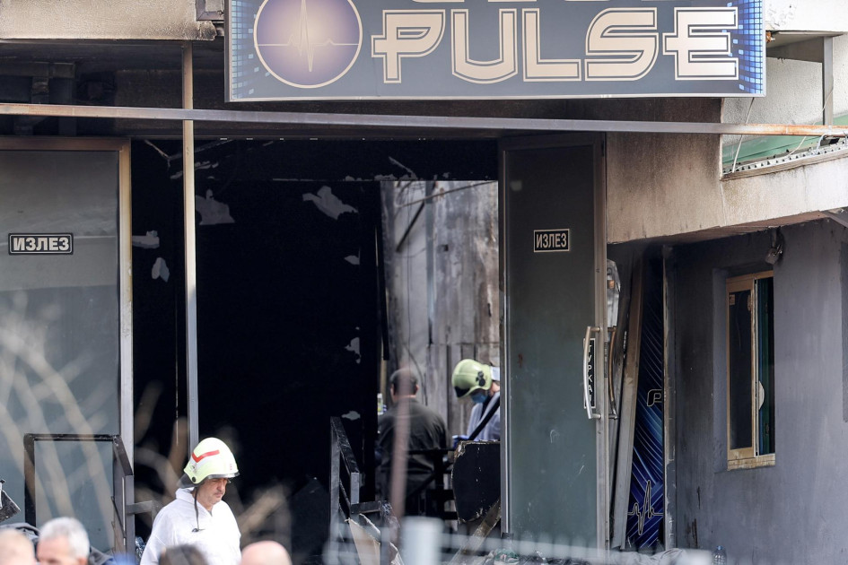 Bomberos y policía forense se personan en la discoteca 'Club Pulse' tras el incendio