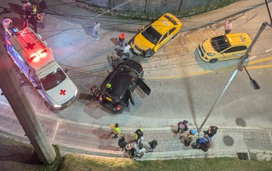 La persecución terminó en el semáforo de Laureles (Manizales), en un choque.