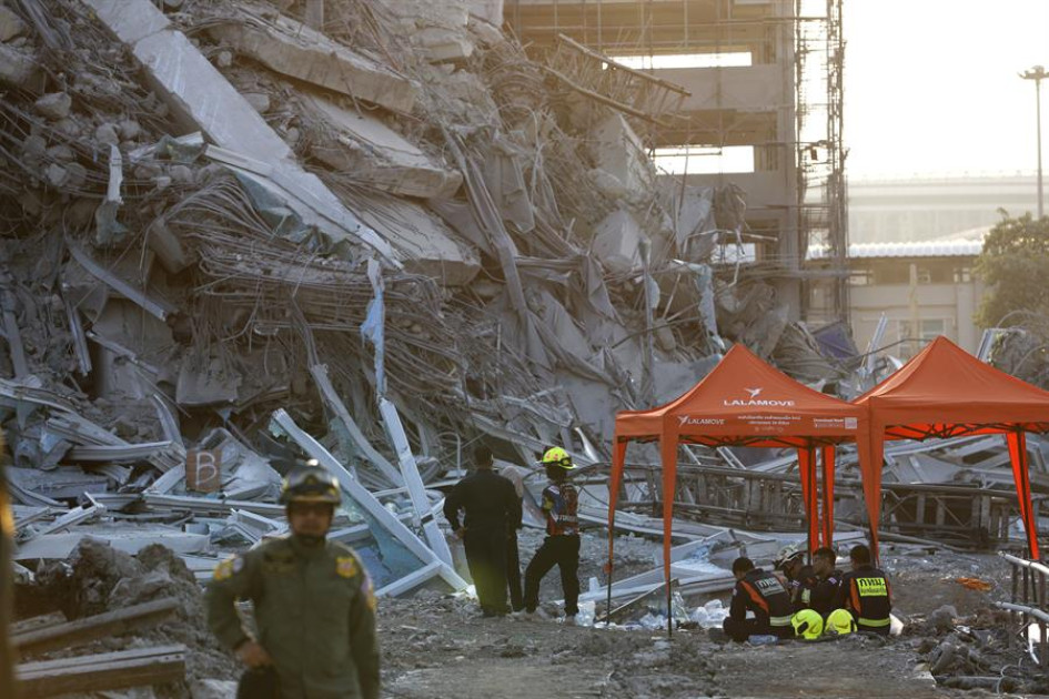 Equipos de rescate buscan supervivientes en el lugar del derrumbe de un edificio tras un terremoto en Bangkok, Tailandia, el 28 de marzo de 2025.