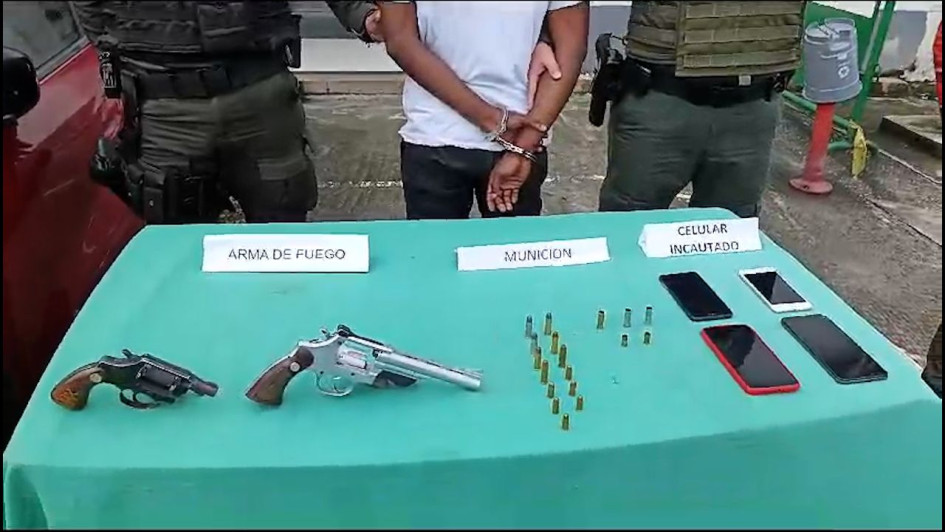 Foto | Policía | LA PATRIA  A los policías los atacaron a bala. Hay un adulto y un menor aprehendidos. Decomisaron estas armas. 