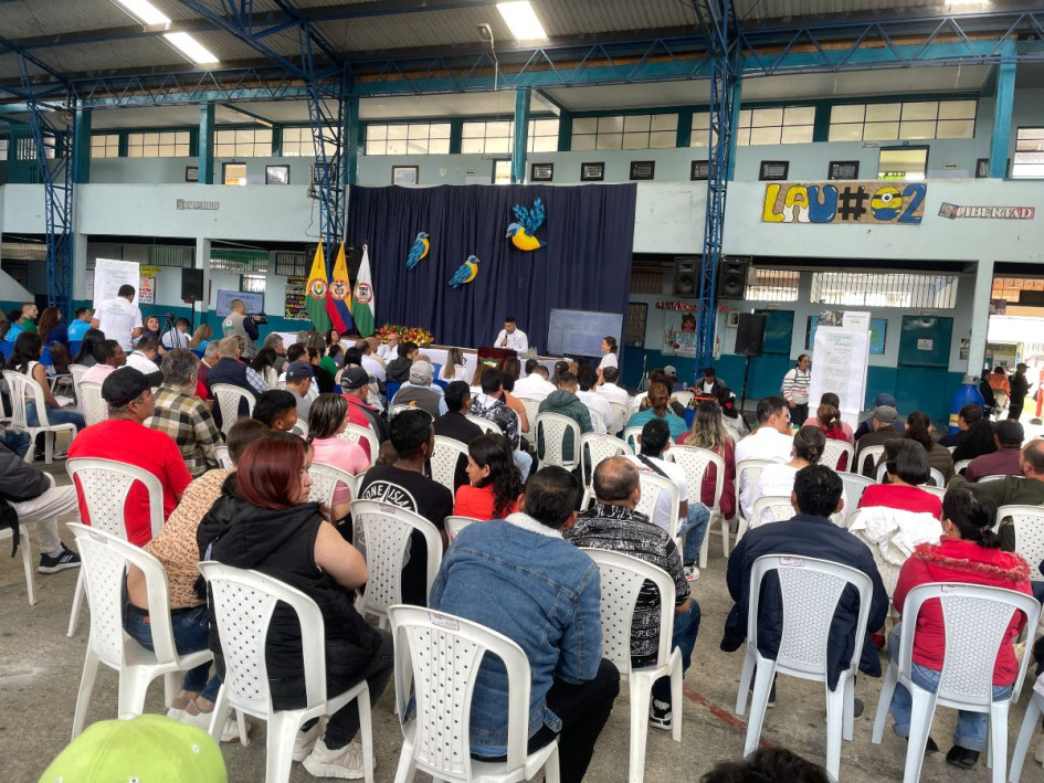 La discusión se alargó por dos minutos mientras se debatía el impacto de los cultivos de aguacate Hass en la calidad del agua en Caldas. Habla una asistente. La Alcaldía de Aranzazu señala que hubo ataques verbales contra el gobernador, Henry Gutiérrez. Un opositor dice que las críticas fueron con respeto.