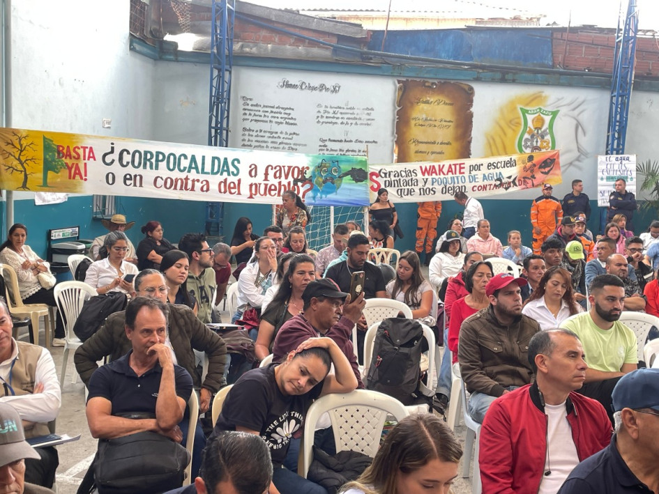 Delegados del Gobierno nacional y la Gobernación de Caldas escucharon quejas sobre los cultivos de aguacate. Estas son las críticas que elevaron 7 ciudadanos en un encuentro tenso. "Basta ya. Corpocaldas, ¿a favor o en contra del pueblo?", decía una pancarta.