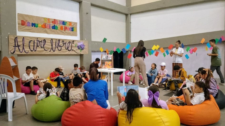 La Biblioteca Pública Municipal de Chinchiná, con lectura de cuentos y poesías, conmemoró el Día Mundial de la Poesía y la actividad "Al Aire Libro" en el  Auditorio Nohemí González.