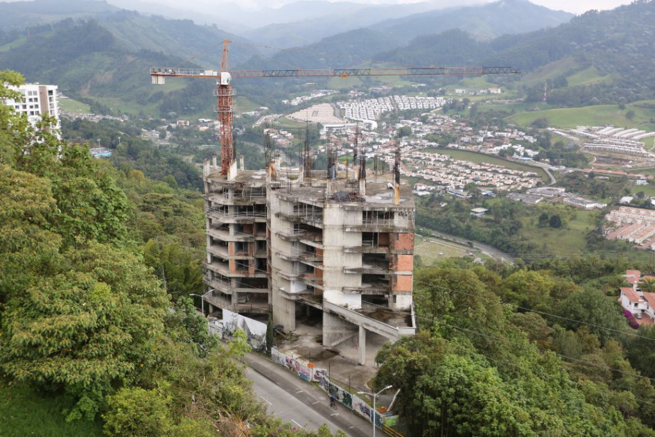 Foto | Luis Trejos | LA PATRIA Potal de Orión, una construcción cancelada en obra negra en el 2021, contrasta con el crecimiento urbano reflejado en La Florida (Villamaría). 3 edificaciones más en Manizales están abandonadas, aunque no presentan riesgo de colpaso.