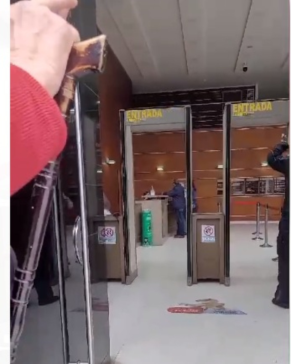 El adulto sostiene su bastón en la entrada al Palacio Nacional.