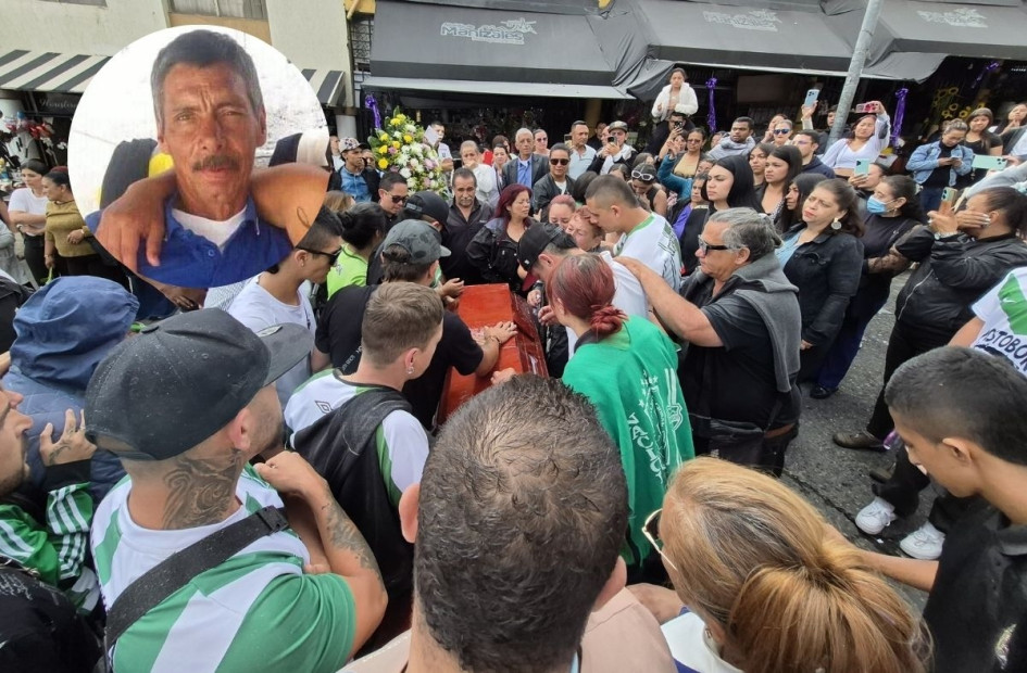 En Cristo Rey (Manizales) despidieron en medio de pólvora, humo verde y blanco, licor y música a 'Chamizo', un hombre que trabajó durante 40 años en las floristerías del sector y que falleció este 14 de marzo por un infarto.