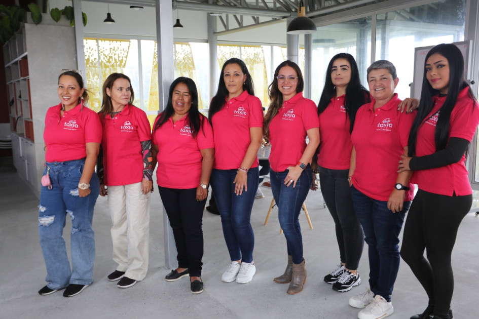 Una empresa de taxis en Manizales lanzó una línea púrpura para quienes prefieren contratar los servicios de una conductora. Su público objetivo son las mujeres, los menores de edad y los adultos mayores.