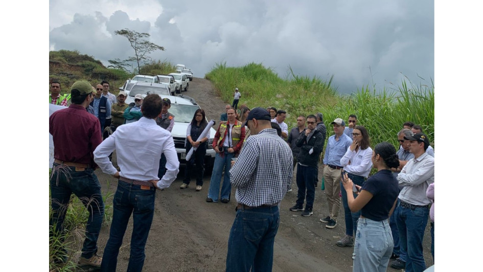 Firmas interesadas, durante el recorrido el viernes pasado. 