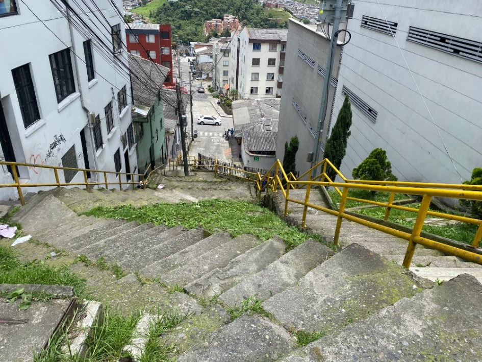 Foto | LA PATRIA  Las escaleras es uno de los escenarios donde se han visto más accidentes de caídas que conducen a la muerte.