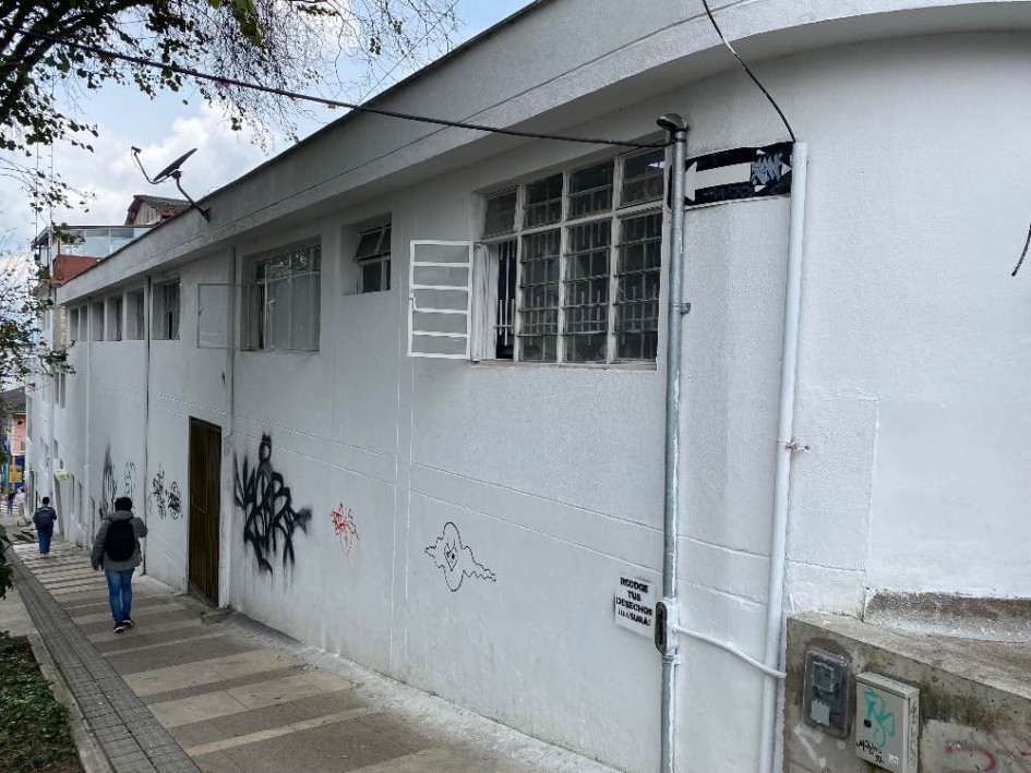 Foto | LA PATRIA   Se vandalizó el lado izquierdo de la fachada de la sede de la Secretaría de Deportes de Manizales.