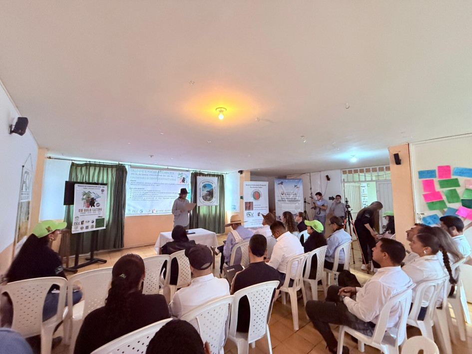Los participantes en la firma del convenio. 