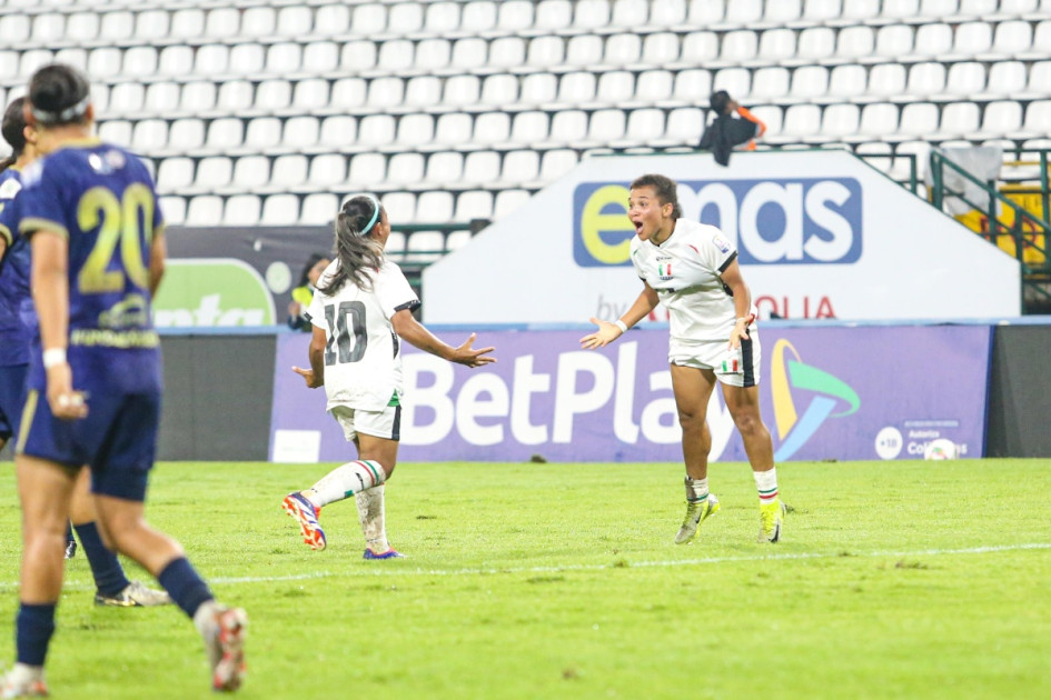 Natalia Pastrana (der.) celebra el primero de los dos goles que le hizo este jueves al Real Santander, con los cuales el Once Caldas consiguió la primera victoria de su historia en la Liga Femenina.