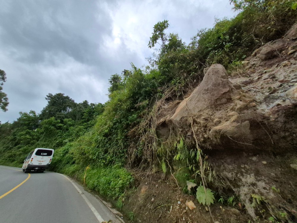 Foto | Freddy Arango | LA PATRIA  Esta es la piedra con amenaza de deslizamiento en la vía a Gallinazo.