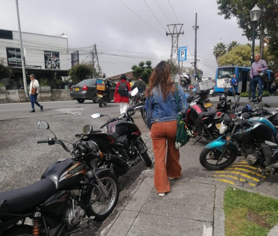 Fotos | Cortesía | LA PATRIA  A los peatones les toca esquivar los vehículos que se parquean en la entrada del Bancolombia para poder cruzar la calle.