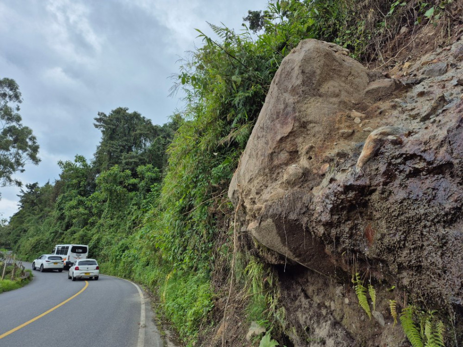 Foto | Freddy Arango | LA PATRIA  Esta es la piedra que Promueve Más considera en amenaza de desprendimiento.