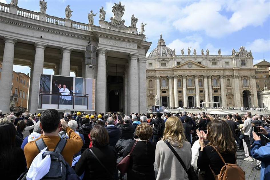 La plaza de San Pedro del Vaticano se llenó este domingo de emoción y júbilo, cuando miles de fieles se congregaron para presenciar el saludo del papa Francisco