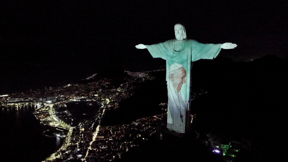 El monumento del Cristo Redentor, en Río de Janeiro (Brasil), fue iluminado con una imagen del papa Francisco para pedir por su salud.