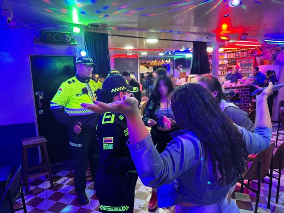 En los operativos, la Policía capturó a ciudadanos requeridos por la justicia y verificó documentos en negocios nocturnos.